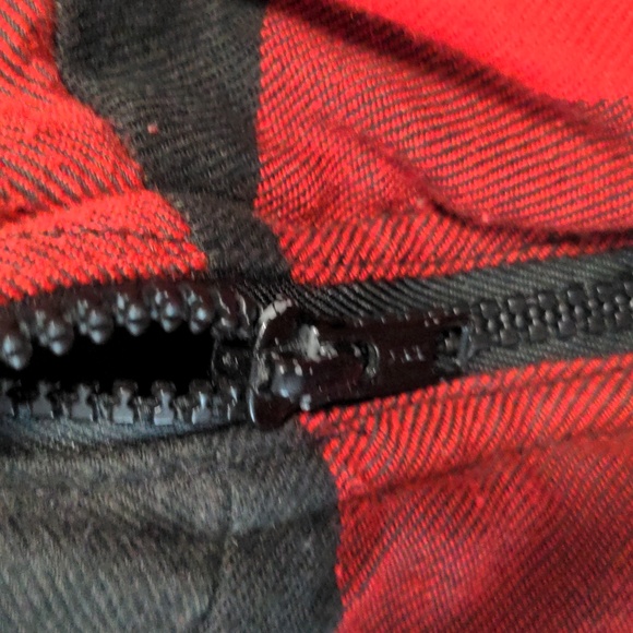 Branded Lion Men's Size Small Flannel Insulated Red and Black Vest - Picture 6 of 7